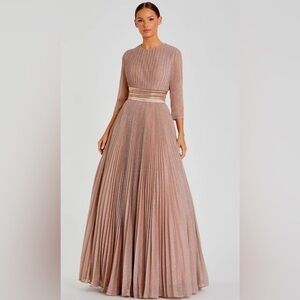 IEENA FOR MAC DUGGAL 30700 NWOT
Shimmering Pleated A-Line 3/4 Sleeve Gown